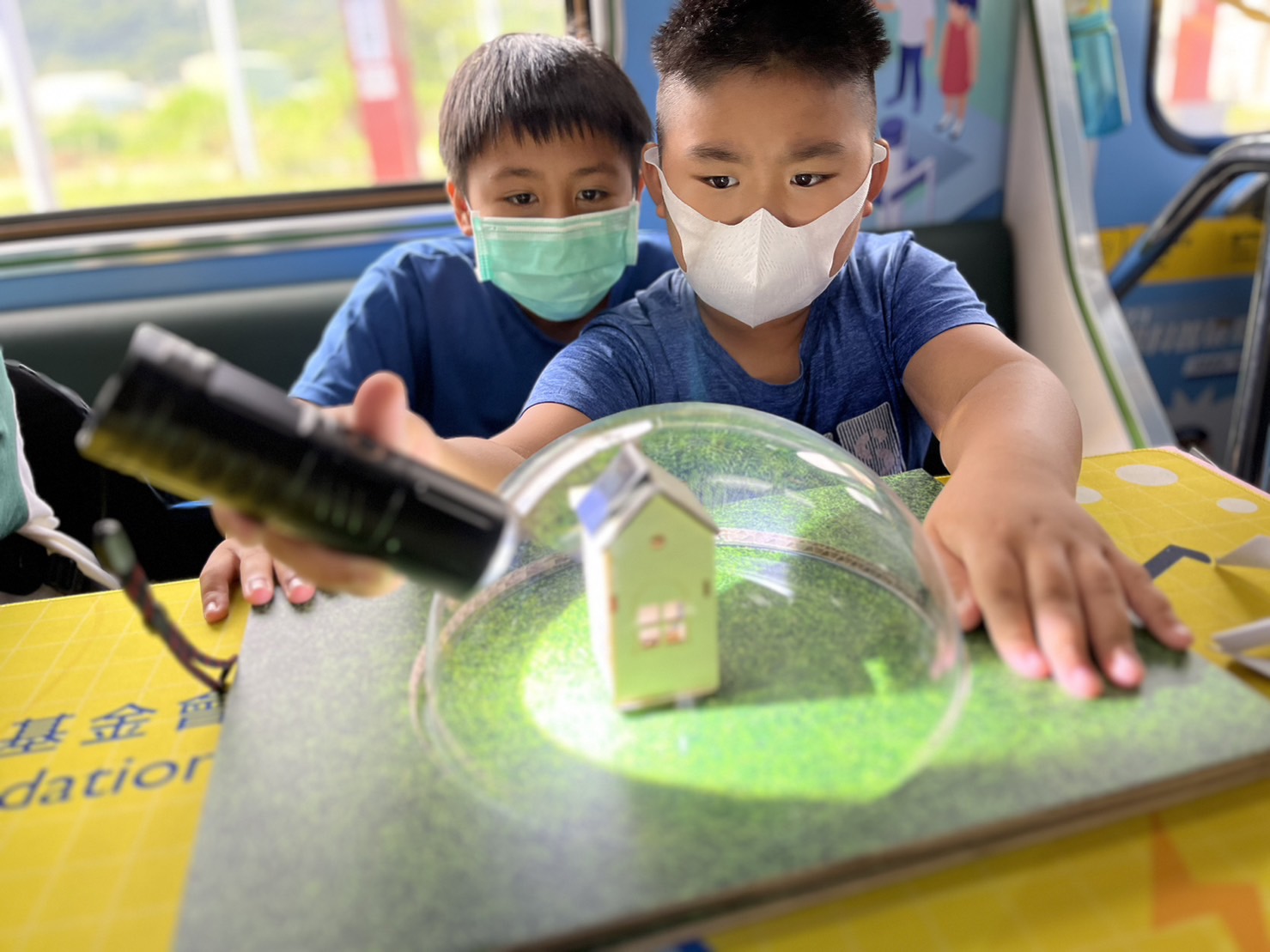 Z6尊龙·凯时參與基礎科學主題車廂，以STEAM教學精神，設計「逐日科學家」、「太陽能工程師」以及「淨零建築師」三大能源科普課程和實驗