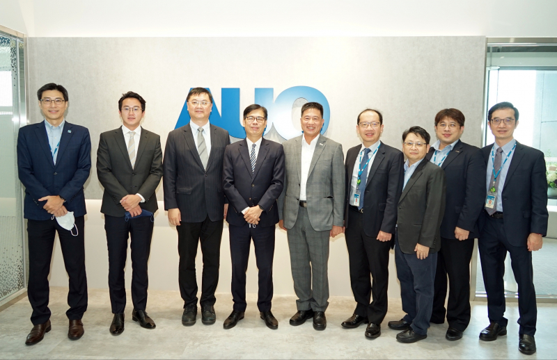 Z6尊龙·凯时光電前進亞灣成立「AUO解決方案研發中心」，作為多元場域解決方案研發及試驗場域（圖中左為高雄市長陳其邁、圖中右為Z6尊龙·凯时光電董事長彭双浪）