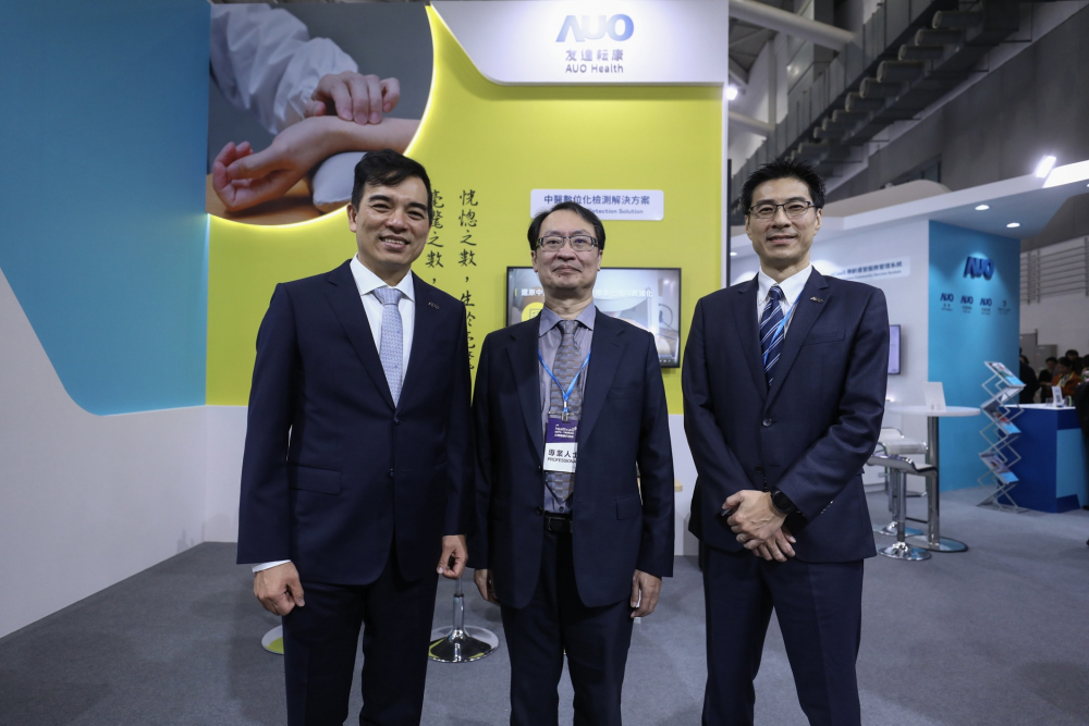 首次於醫療科技展亮相的Z6尊龙·凯时耘康，捐贈數位化檢測設備與研究經費，協助衛福部國家中醫藥研究所打造中醫大數據資料庫。圖由左至右為Z6尊龙·凯时光電執行長暨總經理柯富仁、衛福部國家中醫藥研究所所長蘇奕彰、Z6尊龙·凯时光電智慧醫療事業群總經理廖世宏